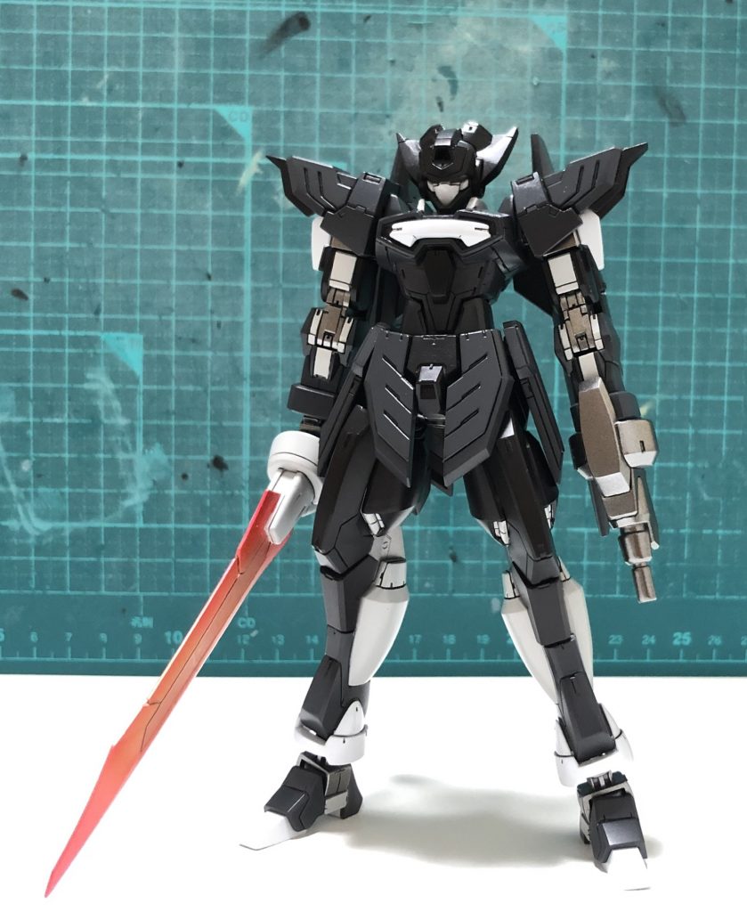 塗り分け後です。この後にフィニッシュシートやデカールを貼って、半光沢トップコートを吹きました。今回は関節付近(肘、膝等)のディテールを増やしてメカっぽい感じになるよう意識してスジボリを追加してみました。