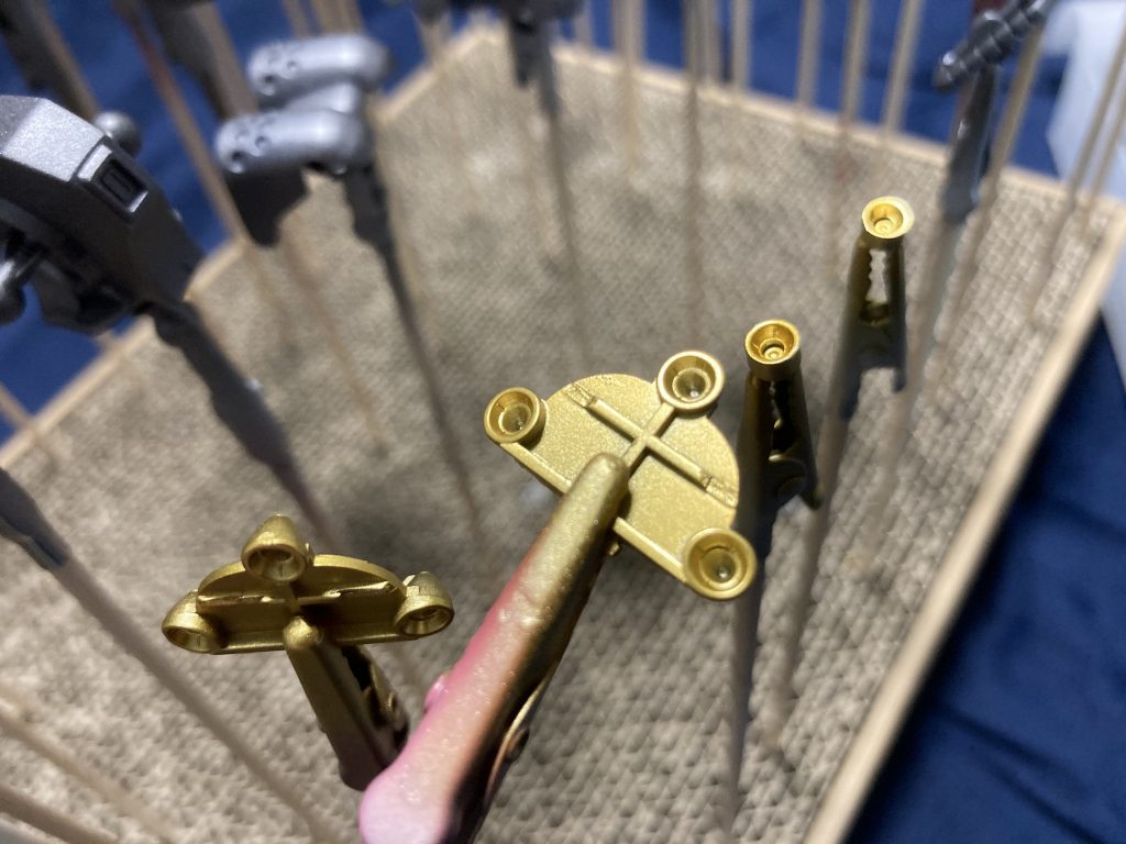 ガンメタサフにスターブライトゴールドをふいてみましたが、なかなかいい発色でした╰(*´︶`*)╯しっかり計画して、塗り分けをしたのも初めてでした！