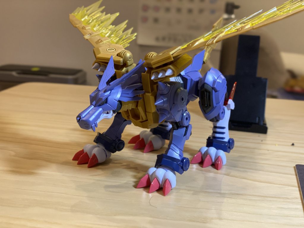 バルバトスとメタルガルルモンの素組写真です。