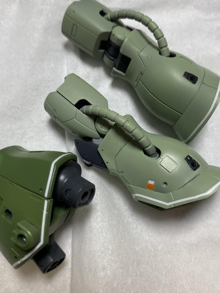 押さえてあったデカールのオリジンシャアザク用のラインデカールを貼り込み。 デカール貼りは得意なんですが中々手強かったです。