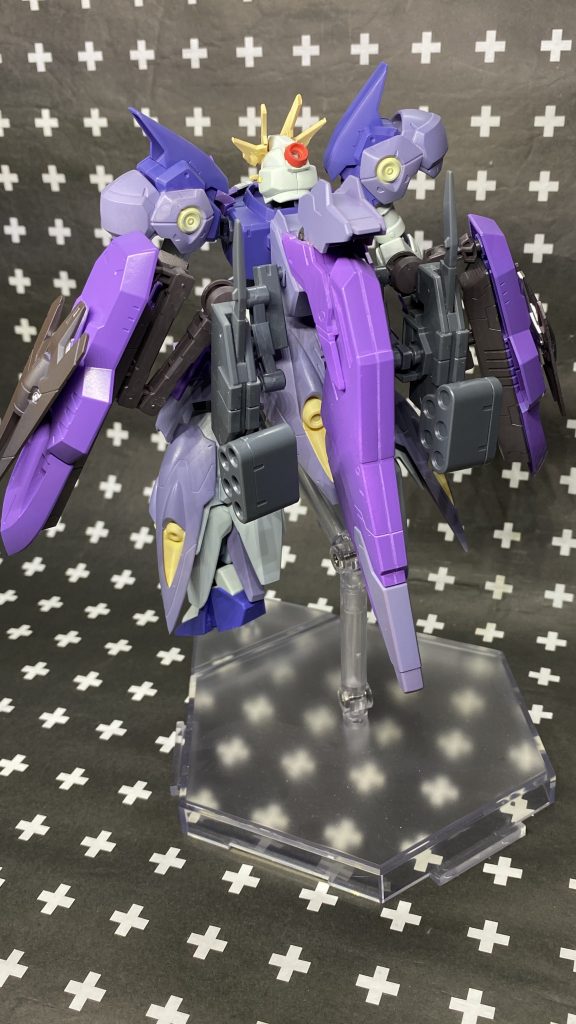 本体のテルティウムは特に弄らずHGガンダムキマリスヴィダールとガンダムマルコシアスのパーツを主に拝借して製作してます。額のアンテナはマルコシアスのアンテナを削り落として接着しました。