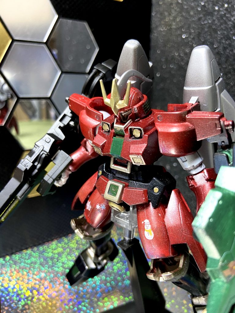 肩のシルバー外装を外して赤成分強めになると、元々赤の機体プランもあったのではと思うほどの赤のハマり具合。