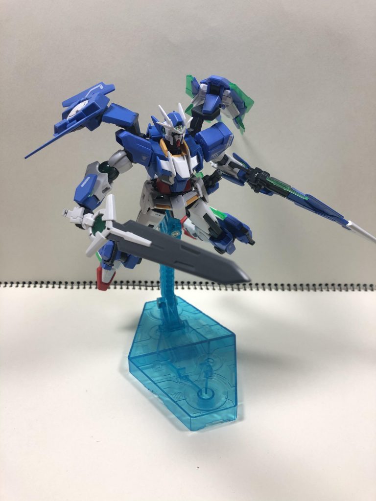 GNダイバーソードを構えて肩にとりつけてあるスーパーGNソードの先端は写真の通り取り外し付け替えることかできるので戦闘中にソードⅡの刃が折れても安心です。