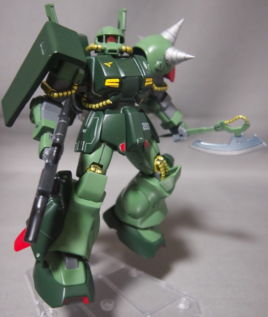 ビーム・ライフルとヒート・ホーク装備。