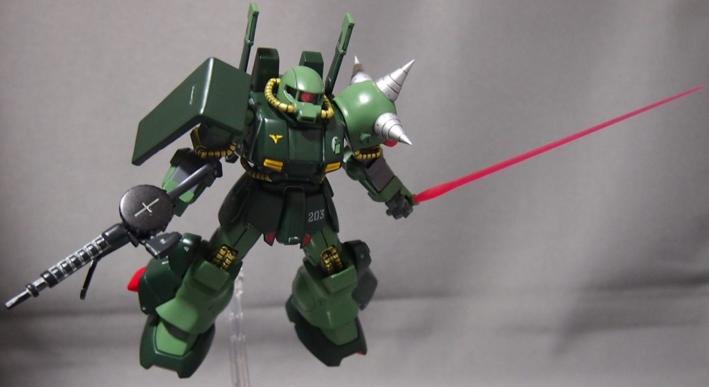 マシンガンとビーム・サーベル装備。ハイザックは、ジェネレーター出力の都合で、ビーム兵器を2本同時に使用できないそうです。