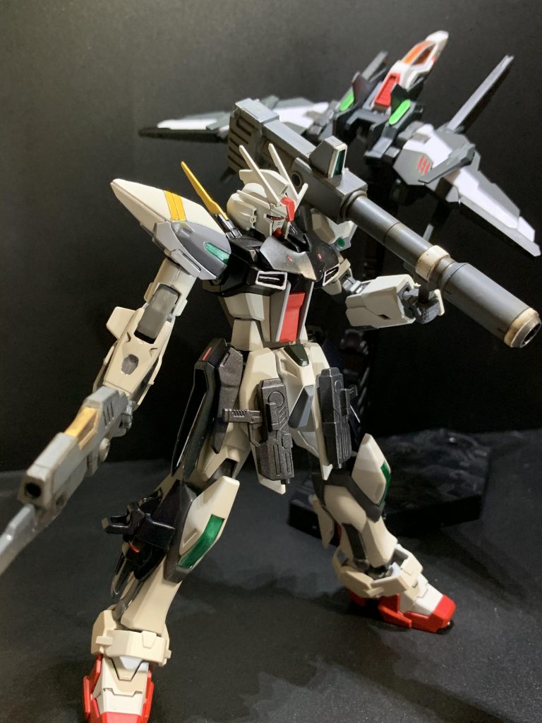 コンビネーションアタック。基本的にバトル開始直後にミラージュコロイドで姿を消してブースターを分離、連携攻撃を仕掛けるというバトルスタイル。