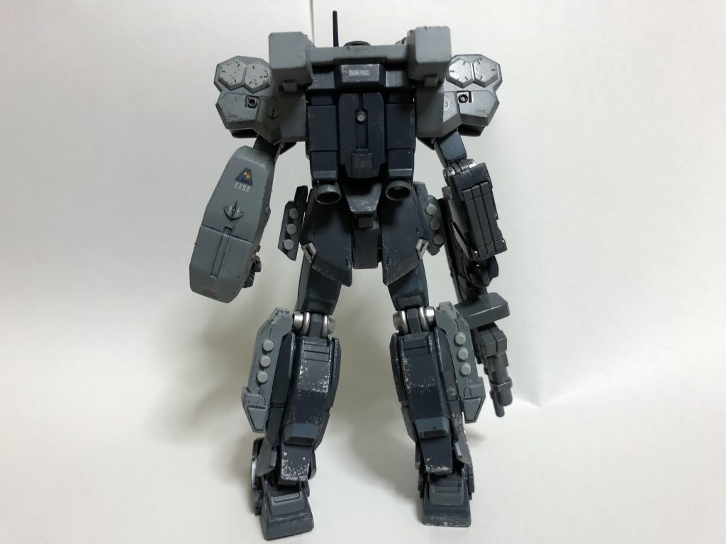 後ろから。左手のアーマーのシールがお気に入り。