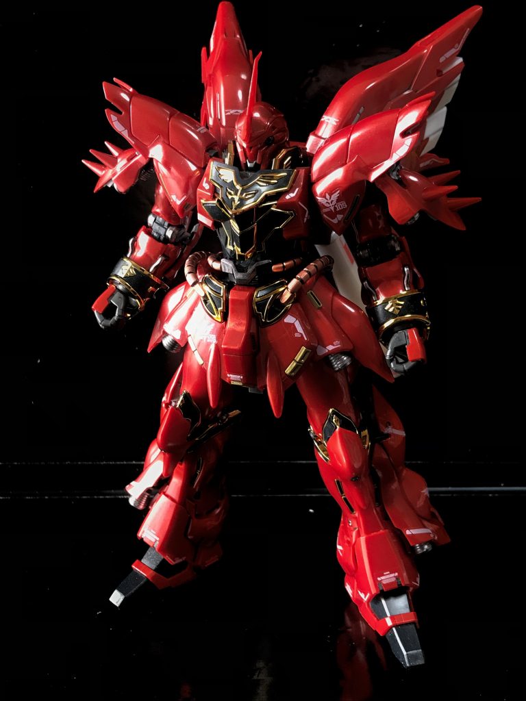 でも実際は… 腰まわりはグニャグニャ、あちこちポロリポロリ、重力下では自立もままならない、とても軟弱なキットです（汗）