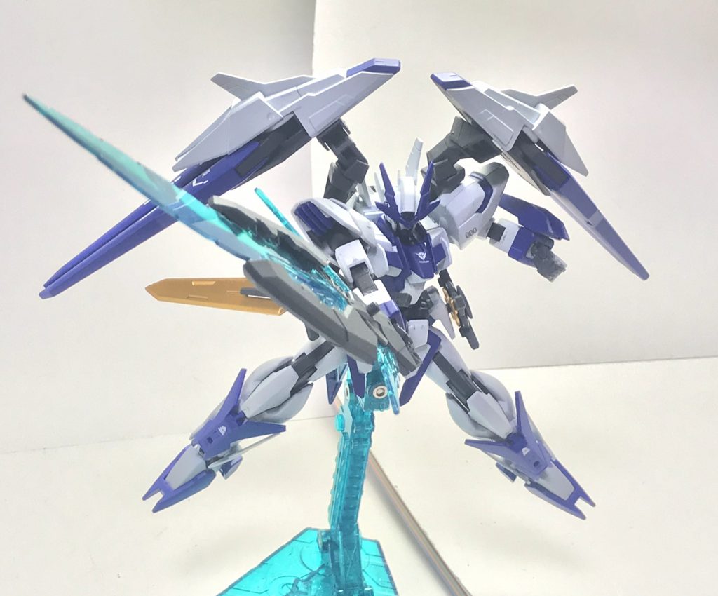 GNヴォーパルブレイド。本機のダイバーがライバル視している「ジャバウォックの怪物」と呼ばれる巨体を誇るガンプラに対抗すべく装備された巨大な共振粒子剣とでもいうべきものであり、力場そのものを刀身にして振るわれることからその破壊力は、ステージオブジェクトを容易く破壊するほど絶大なものである。