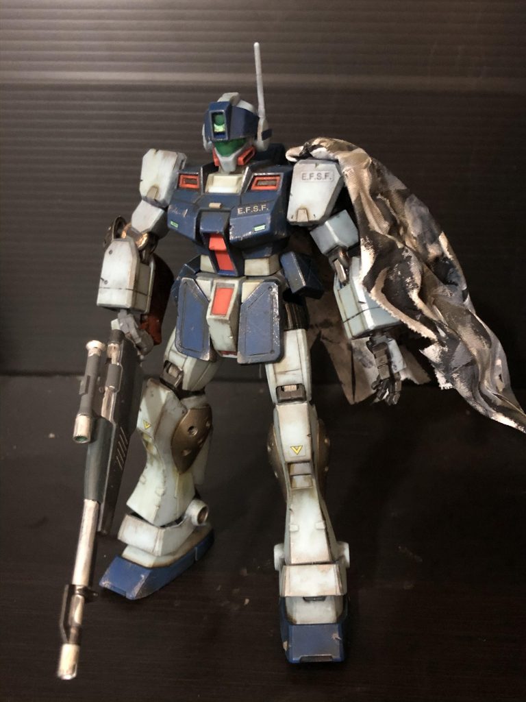 本体への改造はふくらはぎと肘当ての開口、部分塗装、少しだけスジボリを追加しています。肩の迷彩マントは中に針金を仕込み、マグネットで接続しています。