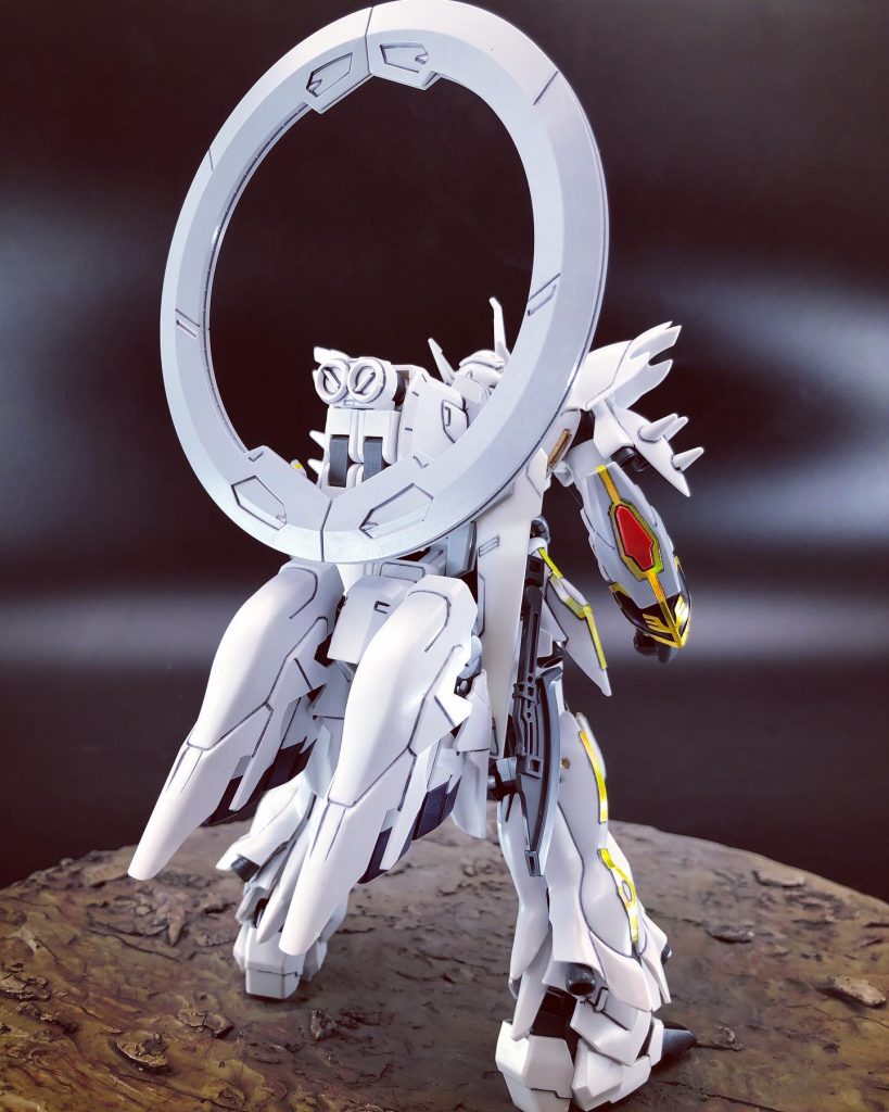 リア。シナンジュの尻に3mm穴を開き、本来のブースターを移しています。前腕にルナゲイザーのパーツを設置。