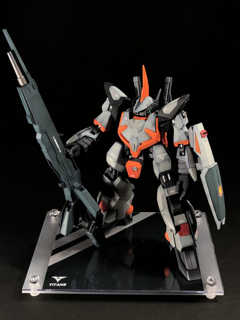 「武装テストのためのティターンズ試作用MS」という妄想設定です。ハイパーメガランチャーはHG Zガンダムから、シールドとバックパックは初期のHG ガンダムmk2から持ってきました。ベースはセリアのフォトフレームに塗装したプラ板を挟んでいます。