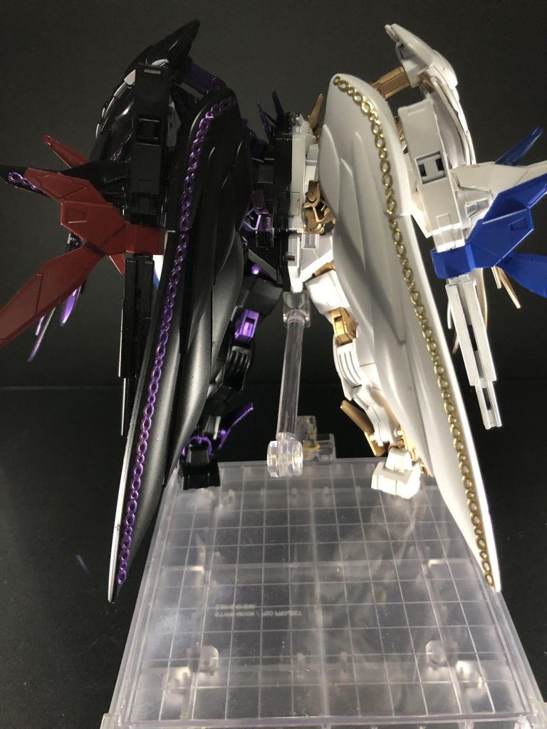 今回はいつもの白黒塗装に加えてエレガントカットシールというおそらく本来だとネイルかなんかに使うシールを使って情報量を増やしてみました！聖騎士風の改造とか良くするのでなかなかいい買い物ができたなぁと。