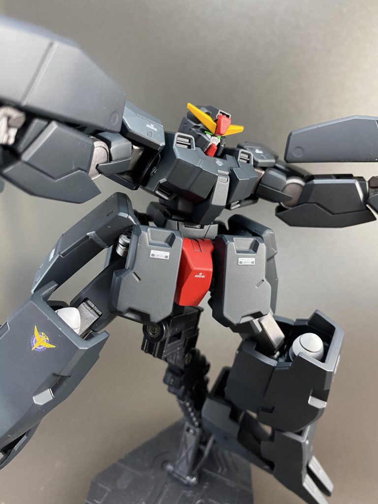 セラヴィーⅡの腰アーマーは、アーマー側にポリキャップを仕込み、コトブキヤのジョイントを使って色んな方向にスイング出来る様にしました。股関節にはダブルオーガンダムのジョイントを使っています。