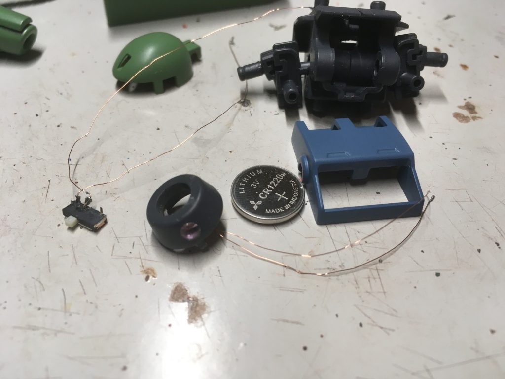 モノアイにはチップLEDを埋め込み、UVレジンで固めました。マイクロスライドスイッチでON/OFF化。 