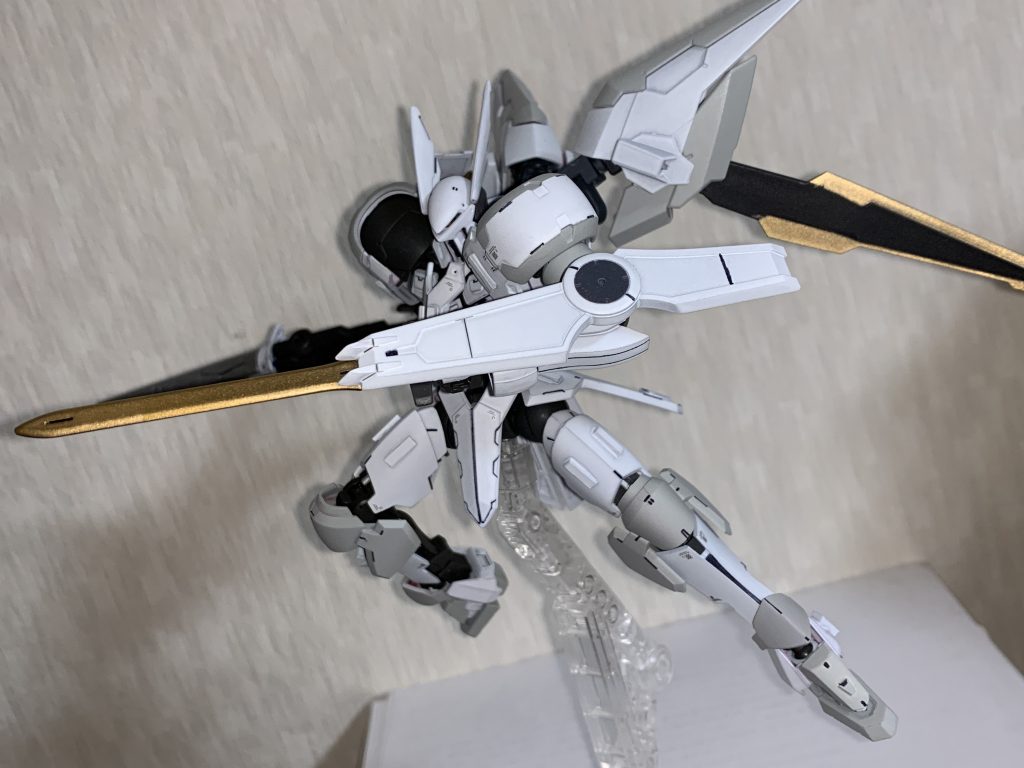 2種の実体剣は黒下地のゴールドで仕上げています