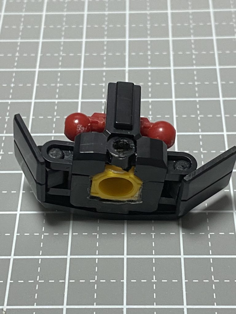 地味に苦労した股関節。撮影中に見事に折れましたね……。