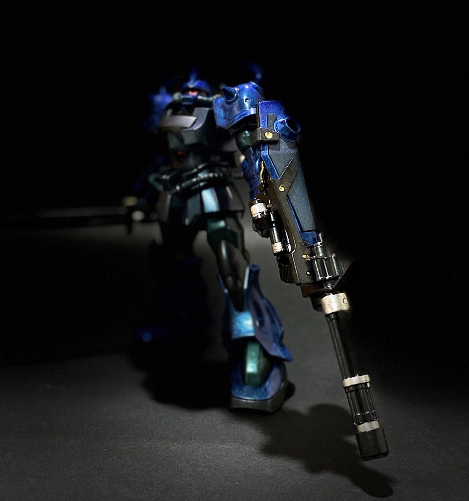 暗闇から現れるグフカスタム