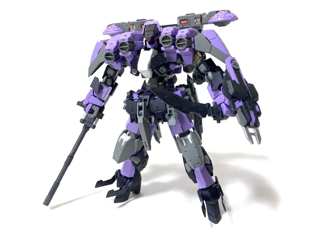 フロントスカートにアーミーナイフ、シールドクローと緊急時の接近戦にも対応。