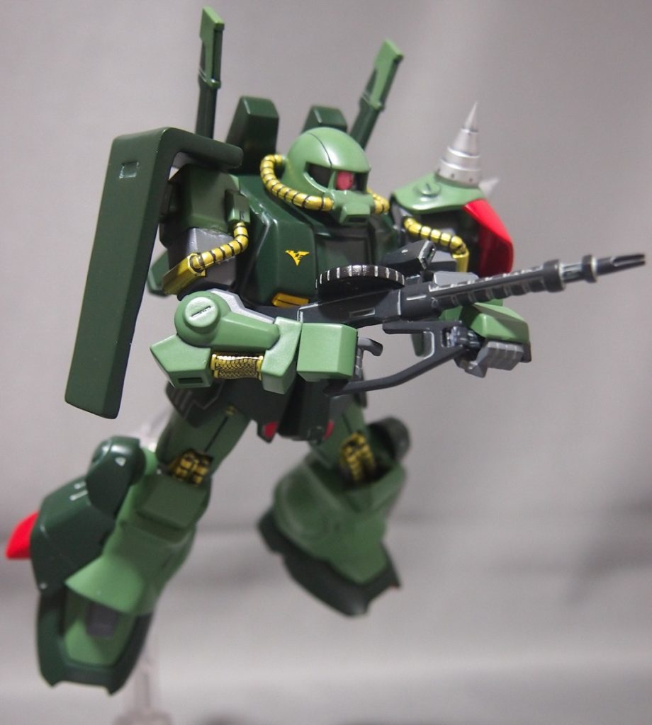 マシンガンを両手で構えて、母艦を出撃したイメージで。冒頭画像の別アングルです。