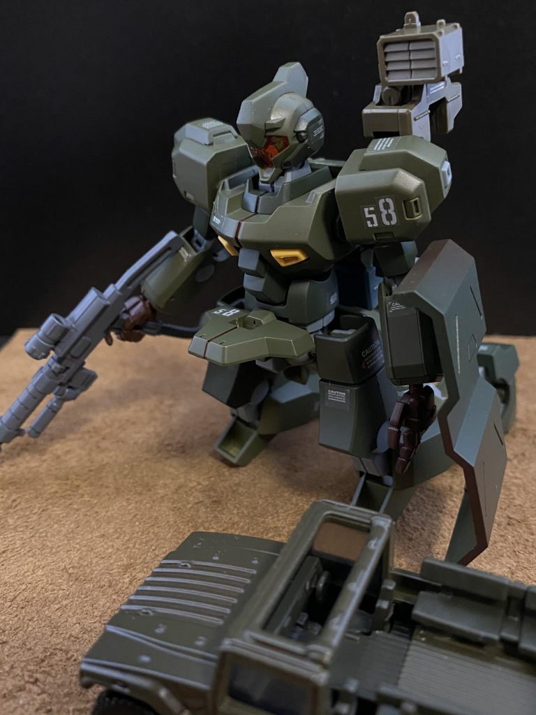 降着時コクピットは、胸部。胸部中央の分割線より背部フレームに沿って、左右にスライドして開く。腹部にメインエンジン、バックパックにバッテリーを搭載。胸部内部、エンジンの上にバイクタイプのコクピットシートがある。燃料は腿部に。頭部はカメラ、センサーの固まり。