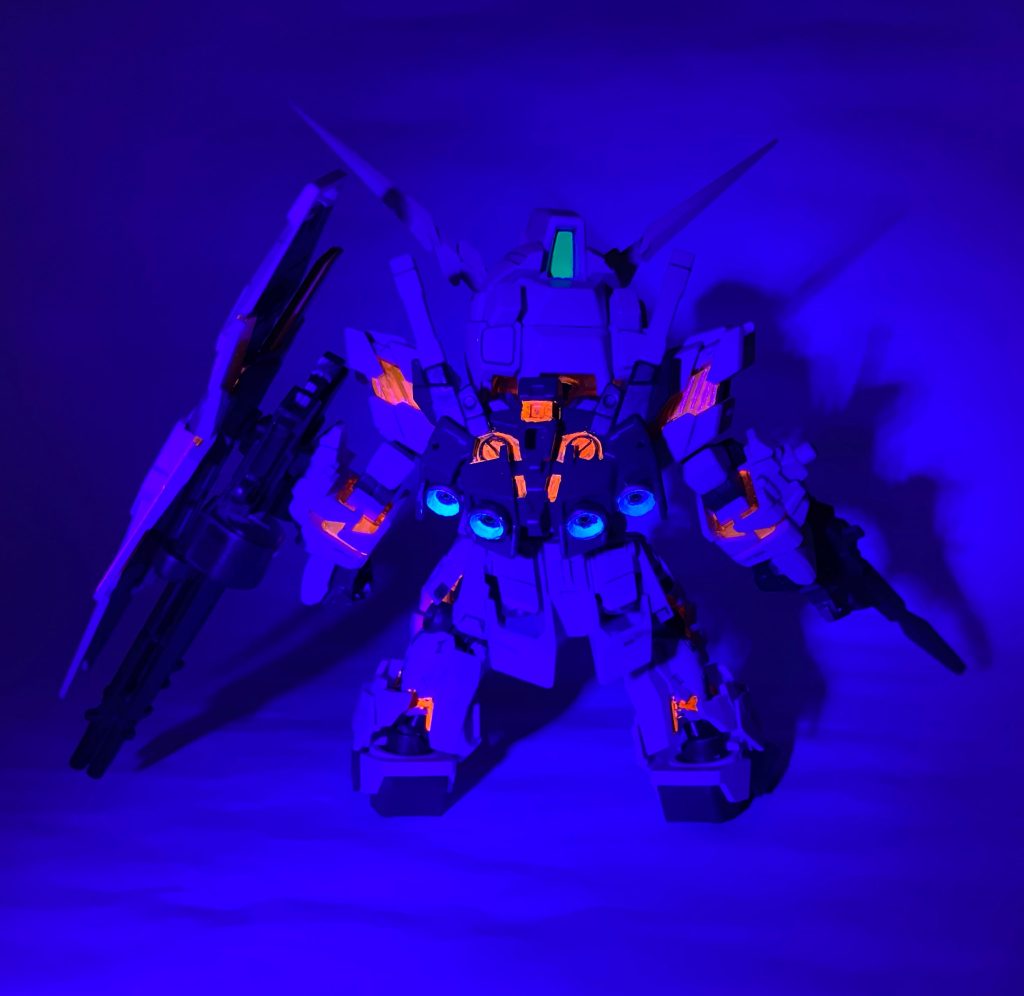 ブラックライトを…