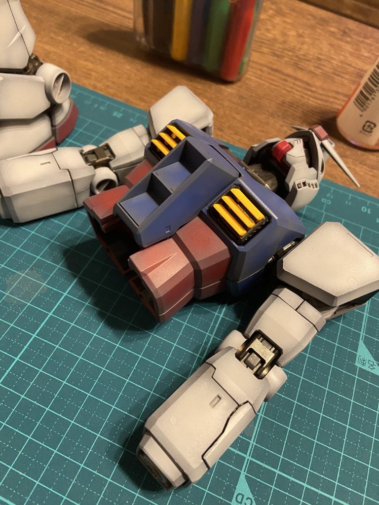 赤と黄色の塗装がほんと苦手です。結果良かったですがもっと発色の良い赤や黄色が欲しかったです。黄色の下地をシルバーに赤は塗装の関係でオキサイドレッドを使わずメカサフヘビーにしました。