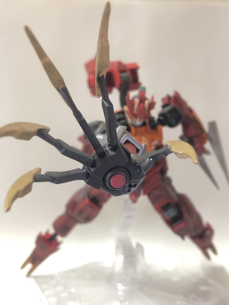 輻射波動腕甲巨大な右掌から高周波を短いサイクルで対象に照射して破壊する…というまあ簡単に言えば危険な電子レンジみたいな兵器です()。他所から右腕丸ごと持ってきました(同じバンダイブランドなので許して…)。ここだけこの機体の中じゃオーパーツっぽさがあるので、意図的にウェザリングを避けています。この他にナイフ、射出式クローを装備しています。