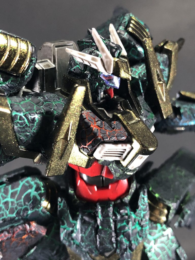 サイコフレームは基本緑ですが、所々赤や青で塗装してます。不安定さを表現しました。