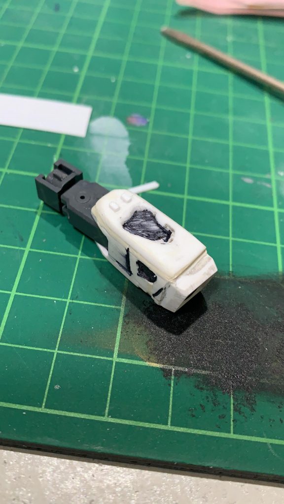 腕の装甲外れた部分を再現しようとプラ板削ってパテ盛って形にしました。