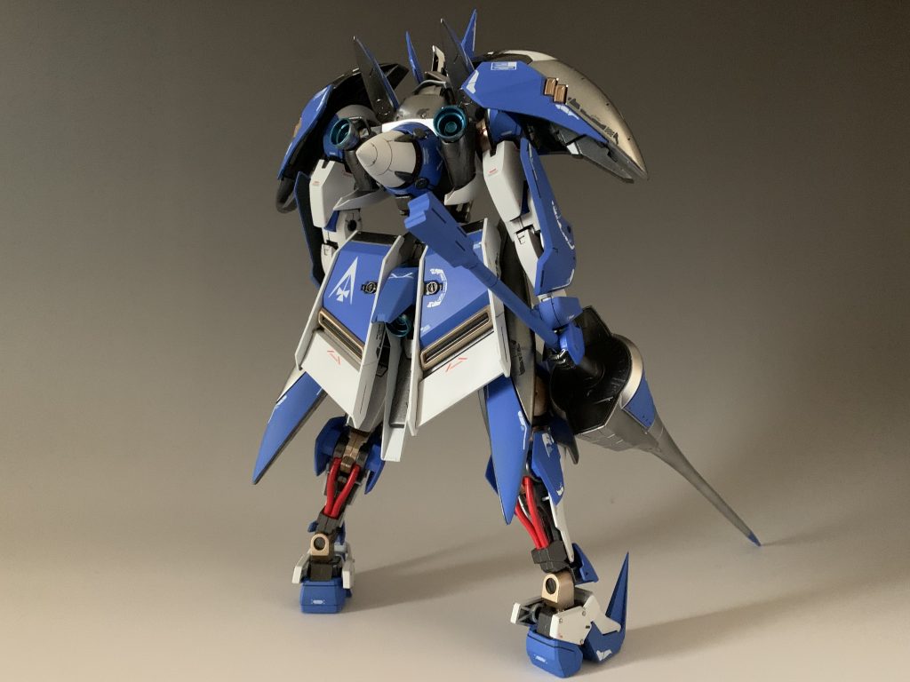 後部にはGNドライヴの他にGNスラスターが一般機だとリアスカート部にひとつしか無かったが、本機では肩部後方に一基ずつ増設されているこれは本機のメイン武装であるファランクスを扱う際の刺突力をより向上させるのと、AMBACによる回避能力の向上の2つの効果がある