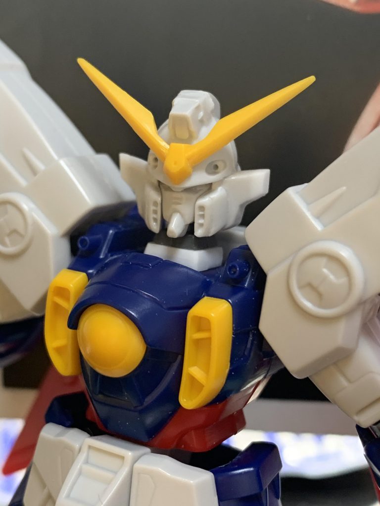 今までのシェンロン・デスサイズでも行ったのですが、旧キットのガンダム系ってフェイス切り離して、少し奥まった位置に再接着するだけで、だいぶ引き締まった印象になりますね。