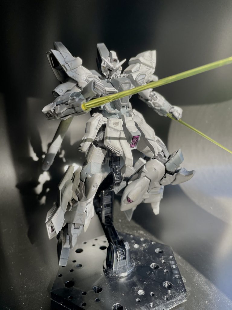 武装は前回と変わらずですが、まずはビームサーベル。UC計画ではお馴染みビームサーベルを手に持たず腕部に装着するやつ。しかもトンファー扱い(謎)。でもカッコよければ良いと思います！！