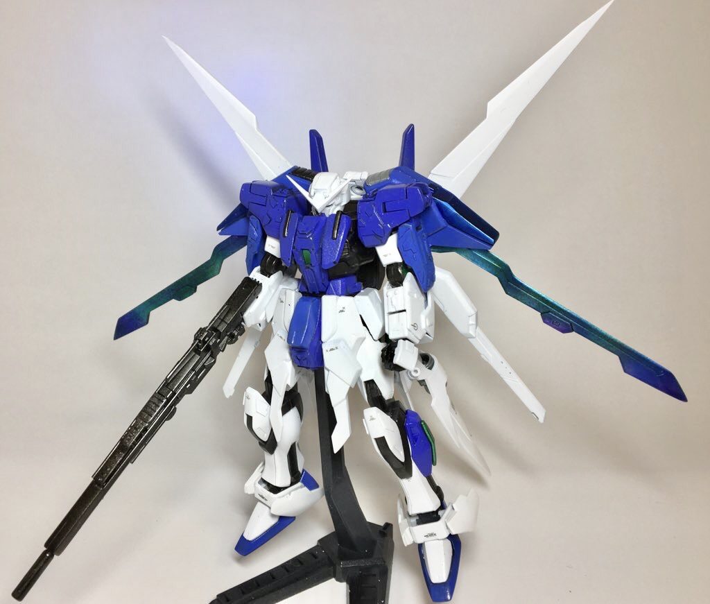 素立ち青と白を基調とした王道なデザインにしております。バックパックには太陽炉を搭載した可変式ウイングとGP03のテールバインダーを使用した高機動ユニットを装備しています。 