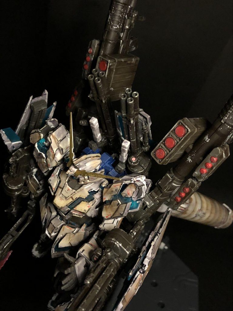 武器のメッキが剥がれた感と錆(サビ)っぽさをウェザリングとシルバー塗料を筆塗りで表現してみました。