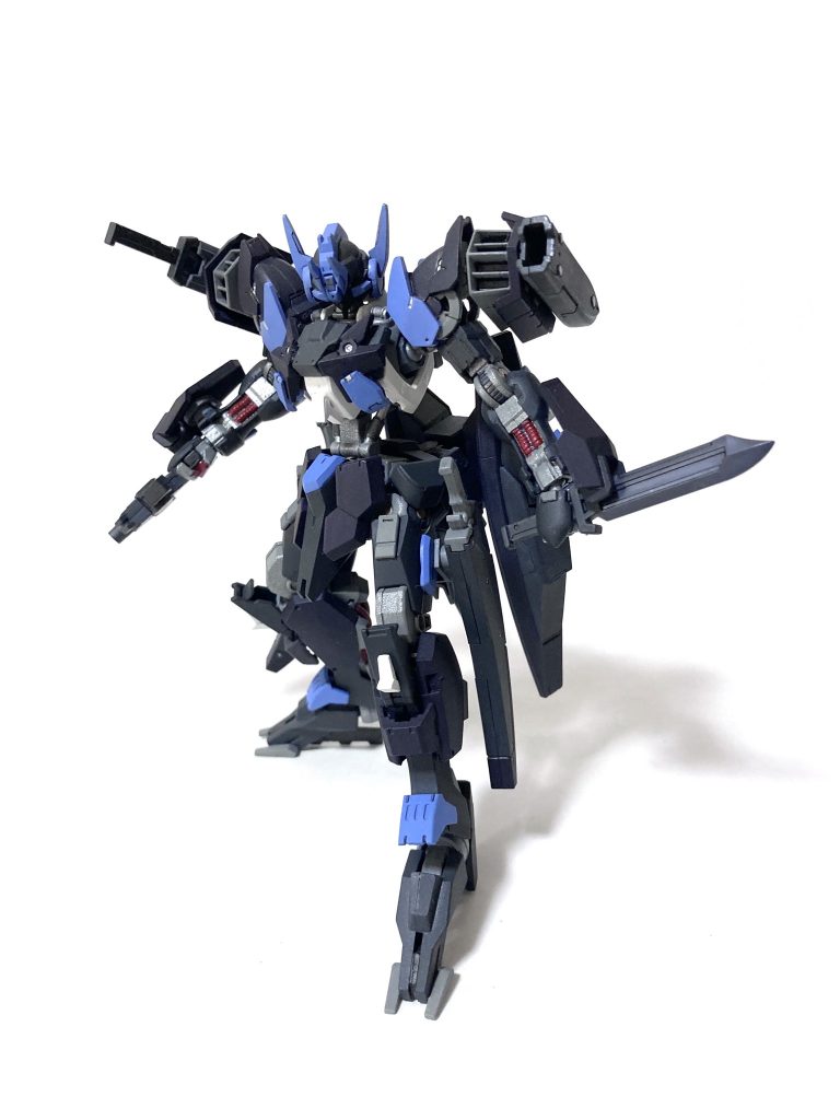 無重力下では、ウイングを装備せず、肩スラスターのみ追加装備が可能。肩のペイロードにはコンバットナイフを装備可能。 