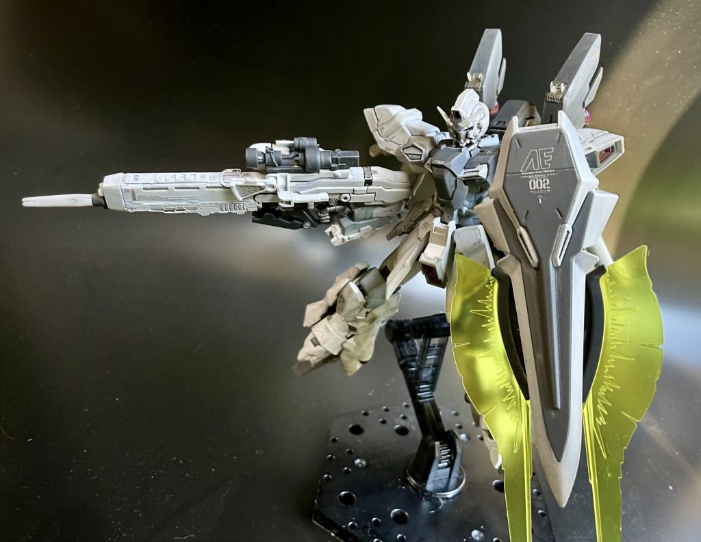 前回の立ち姿の模倣。前回制作したイーデルスタインのビームサーベルはピンク色。今回制作した方は黄色になっています。理由として、実戦配備仕様にするにあたってビームの出力を向上させる事に成功し、色が変化したという設定がある(ビームアックスの色がそれぞれピンクと黄色だからそれに合わせただけでもある()