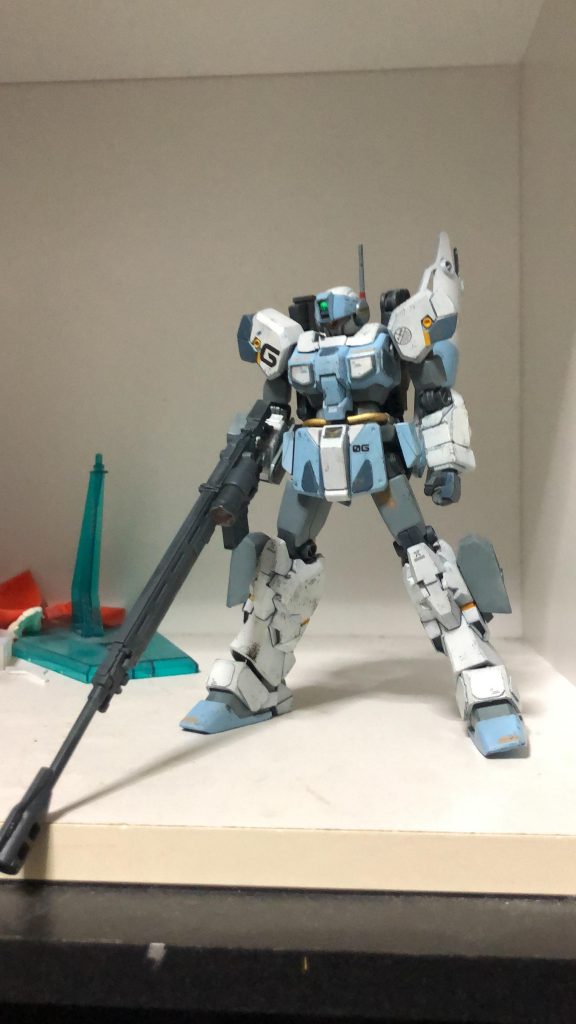 頭部にスナⅡのバイザーとアンテナパーツを移植してます 隙間をパテで埋めたりなどの調整もしてます また、各部にプラ版で作った増加装甲を追加。腰部サイドアーマーをスナⅡの物に交換してスマートにしています 脚部サイドにスナⅡのふくらはぎ下のスラスターユニットをプラ版で囲って違和感をなくして装備させています ライフルはオリジン版ザクなどについてくる対艦ライフルを装備してます