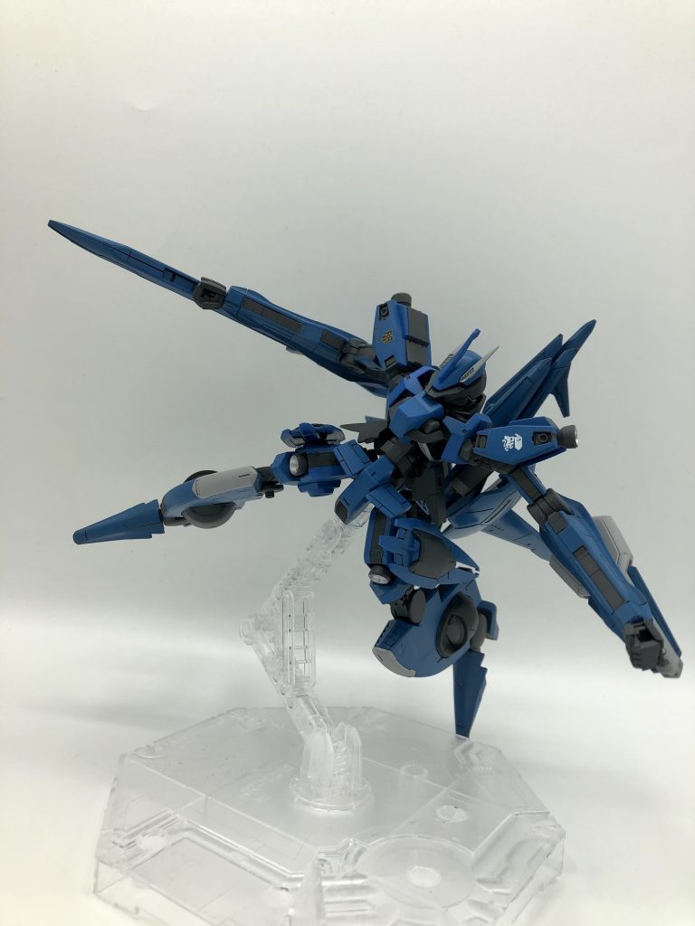 やはり蹴りも印象的ですよね…あくまで鉄血の世界観なので足からビームサーベルは出ません💦(仕込み刃が出るという設定にしても良かったと…)蹴ってるように見えますでしょうか笑