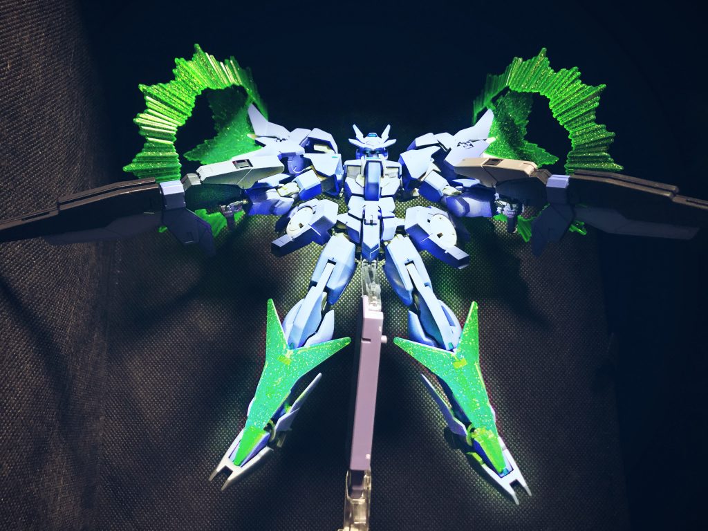 コズミックトランザム!!って感じのポーズです。赤くなるんじゃなく、青く発光するって感じです。画像は加工してます、あくまでイメージです。