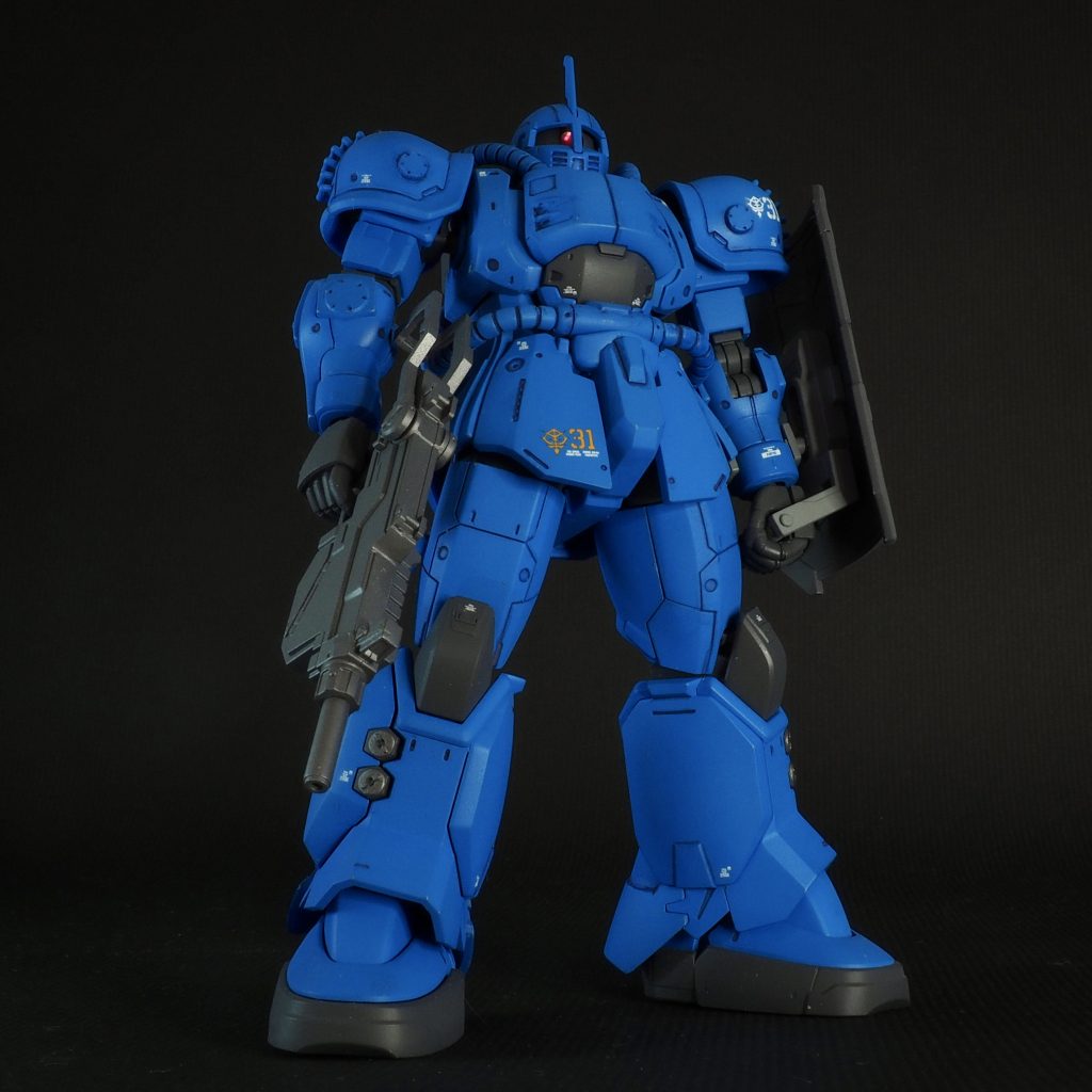 マスキングにて塗り分けする部分もなく、全塗装でのガンプラに復帰するには持って来いの対象でした。