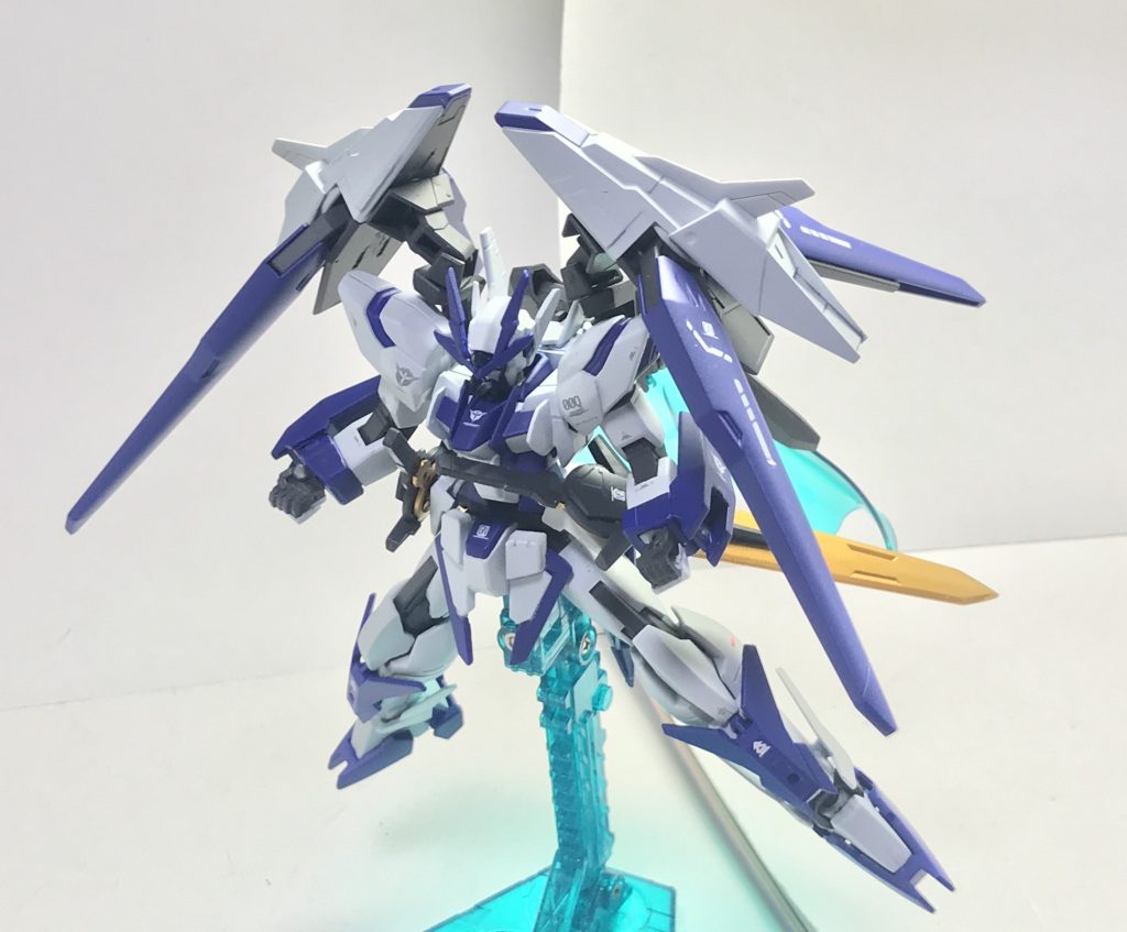 GNドラグーン。ディバインダブルオークアンタは大量に搭載していたGNソードビットをストライクフリーダムのそれに置き換えることで、数を減らしつつもオールレンジ攻撃とビームスパイクによる奇襲を可能とすることに成功しているが、どうしても手数に関してはディバインダブルオークアンタに軍配が上がるものである。