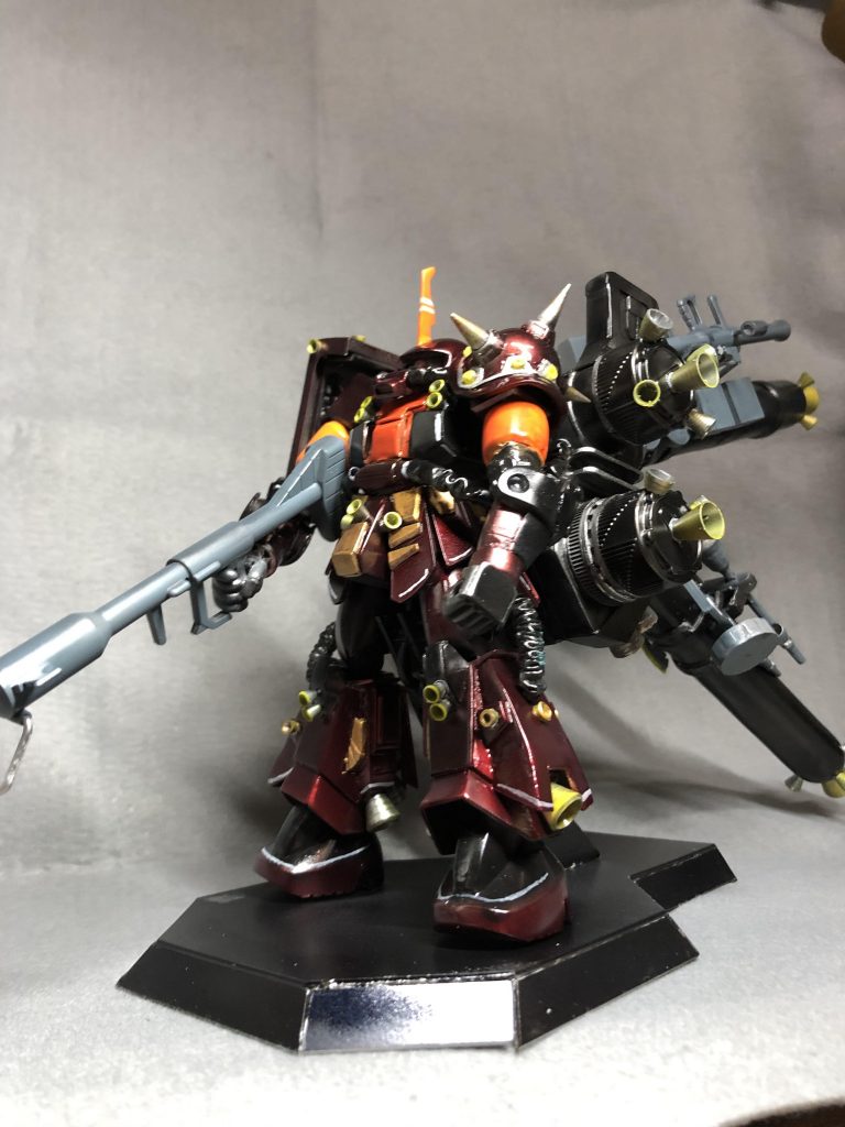 自立不可能なので、台座もプラ板で作りました