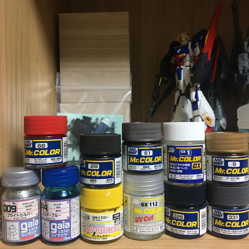 使用した塗料です。つや消しは缶スプレーを使いました。