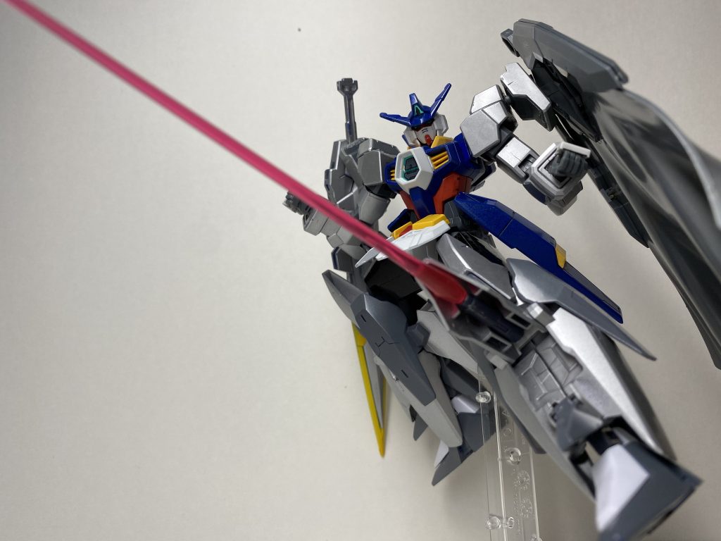 ビームサーベル ???『隠し腕!?こっちにもあんだよぉ!』腕ではないですがビームサーベルを足に装備しています。騎士として隠し剣とかどうなんだよお前 と思いますがそこはお許しください。本当は手に持たせたかったのですが何せテルティウムのサーベルは従来のものより一回りほど大きいので持たせられませんでした…。という経緯を得て足サーベルとなりました。