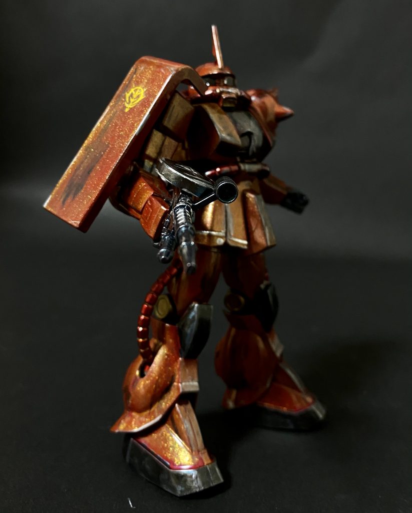 メタリックに汚しを入れる変な塗装法をしました。ジオンデカールはズレてますね😆