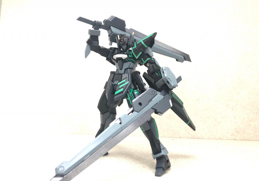 試製壱肆○式大型重近接長刀 鎖灼(さや)全体に対ビームコーティングを施した大型実体剣。敵を「斬り付ける」というよりも、重量で「叩き潰す」。硬度もあり、実弾の防御にも使用できるように設計している本機体のプライマリーウェポン。