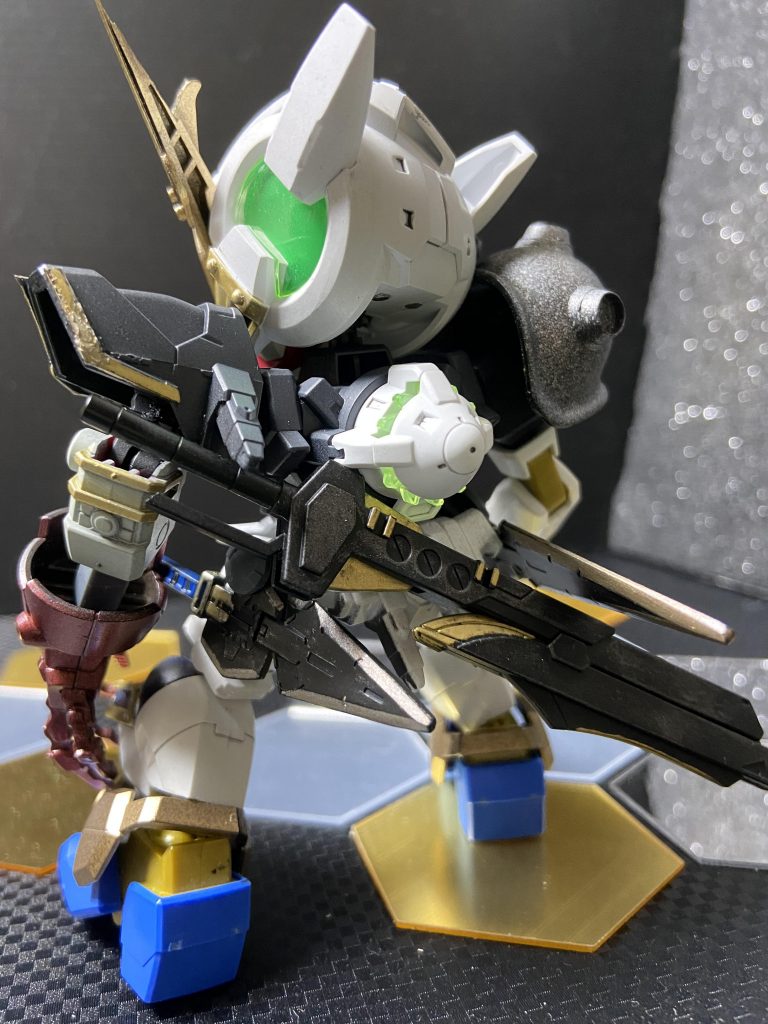 ネオジムも大活躍!マントと右側頭部の蓋、眼帯、赤目、アロンダイトのマウントに使用してます!