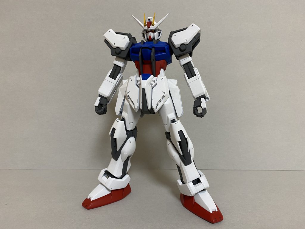 まずはストライクから設定画に近い造形ですね特徴としては頭部のダクト・肩・サイドアーマー・足が大きいですねどっしりとしてて好みです