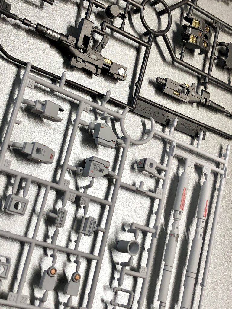 製作工程です。HJのらいだ〜joeさんの作例に倣い、ランナー状態で塗装からデカール貼りまでおこなっています。